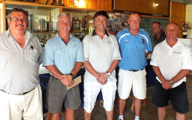 Herberg-aan-See se wenspan (1ste) tydens 2014 se HaS Gholfdag, met vlnr John van Rooyen (Bestuurder: HaS),  Malcolm Bury (speler), Christo Spanellis (speler), Bev Swart en AndrÃ© Coetzee. (Argieffoto: Gansbaai Courant)